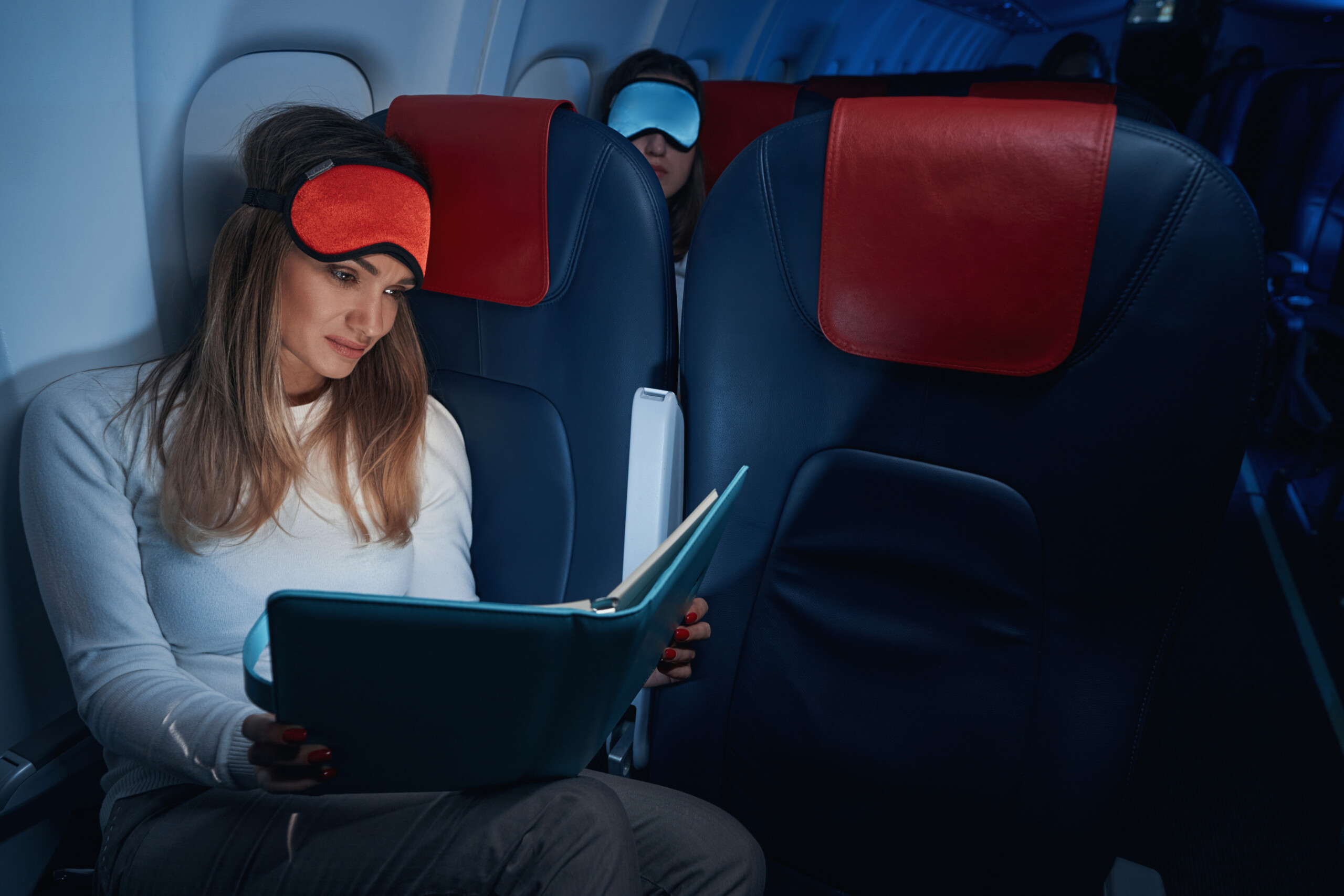 uçakta kitap okuyan kadın