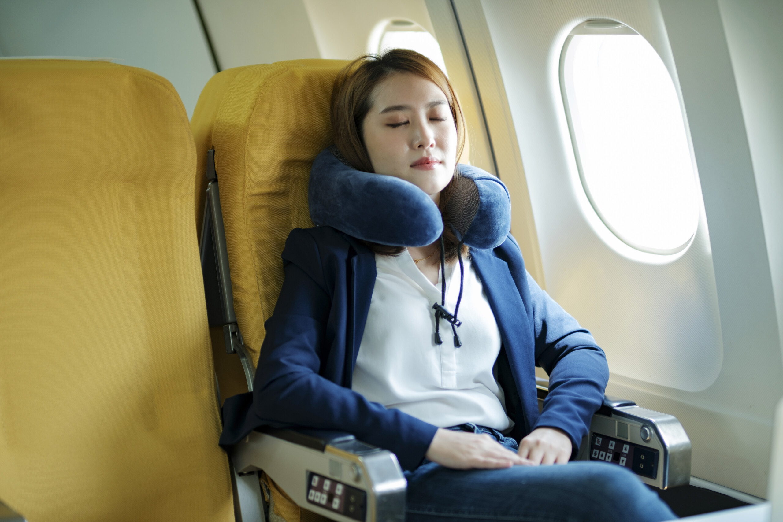 uçakta uyuyan iş kadını